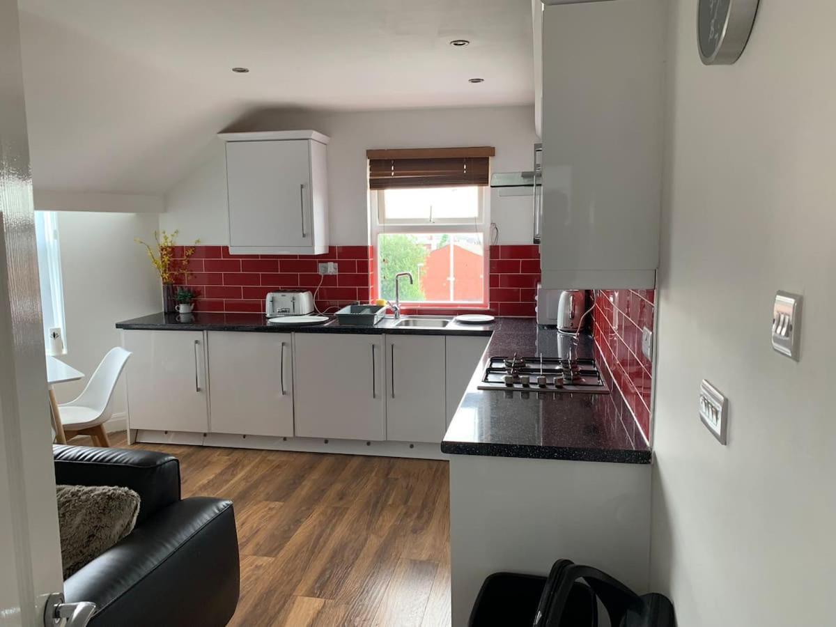 Modern Apartment Close To City Centre With Parking Лийдс Екстериор снимка