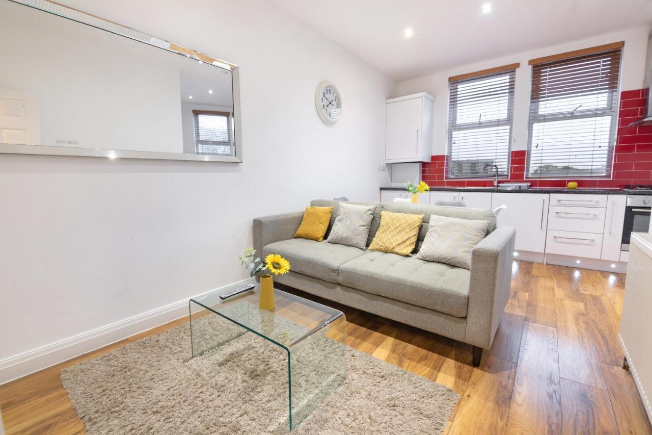 Modern Apartment Close To City Centre With Parking Лийдс Екстериор снимка