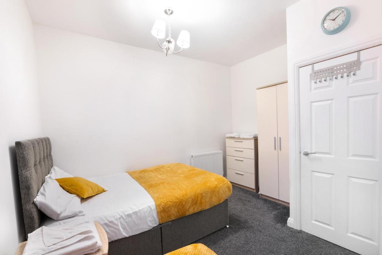 Modern Apartment Close To City Centre With Parking Лийдс Екстериор снимка