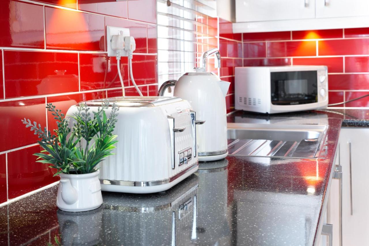 Modern Apartment Close To City Centre With Parking Лийдс Екстериор снимка