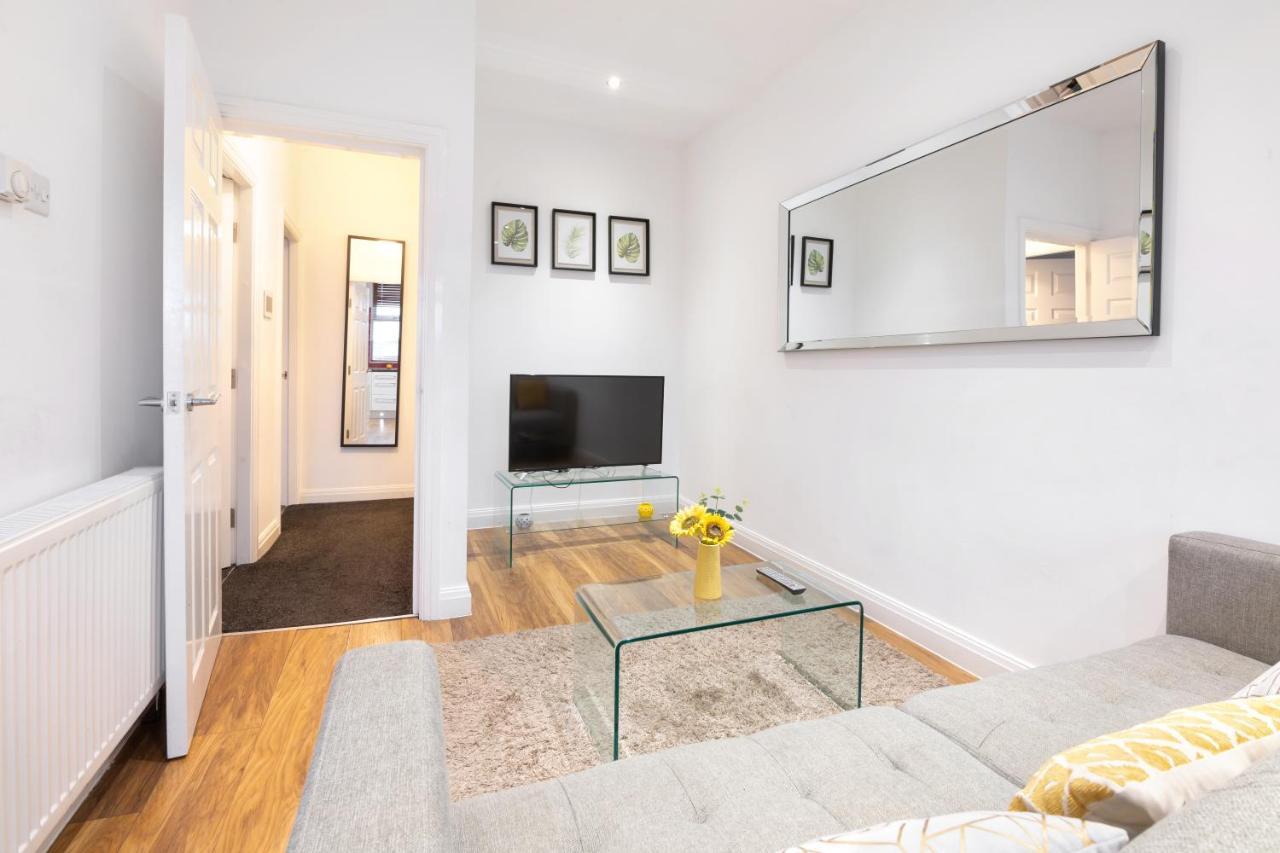 Modern Apartment Close To City Centre With Parking Лийдс Екстериор снимка