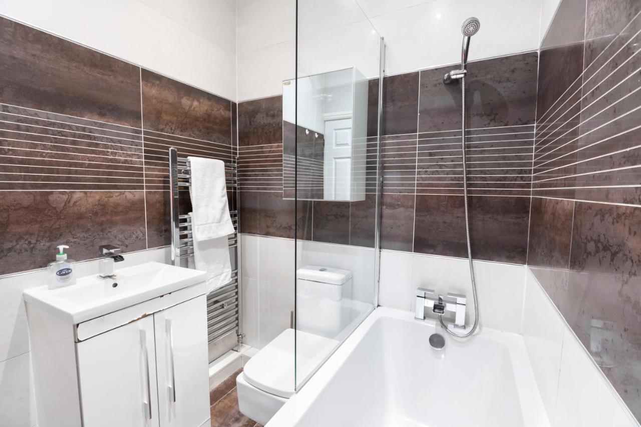 Modern Apartment Close To City Centre With Parking Лийдс Екстериор снимка