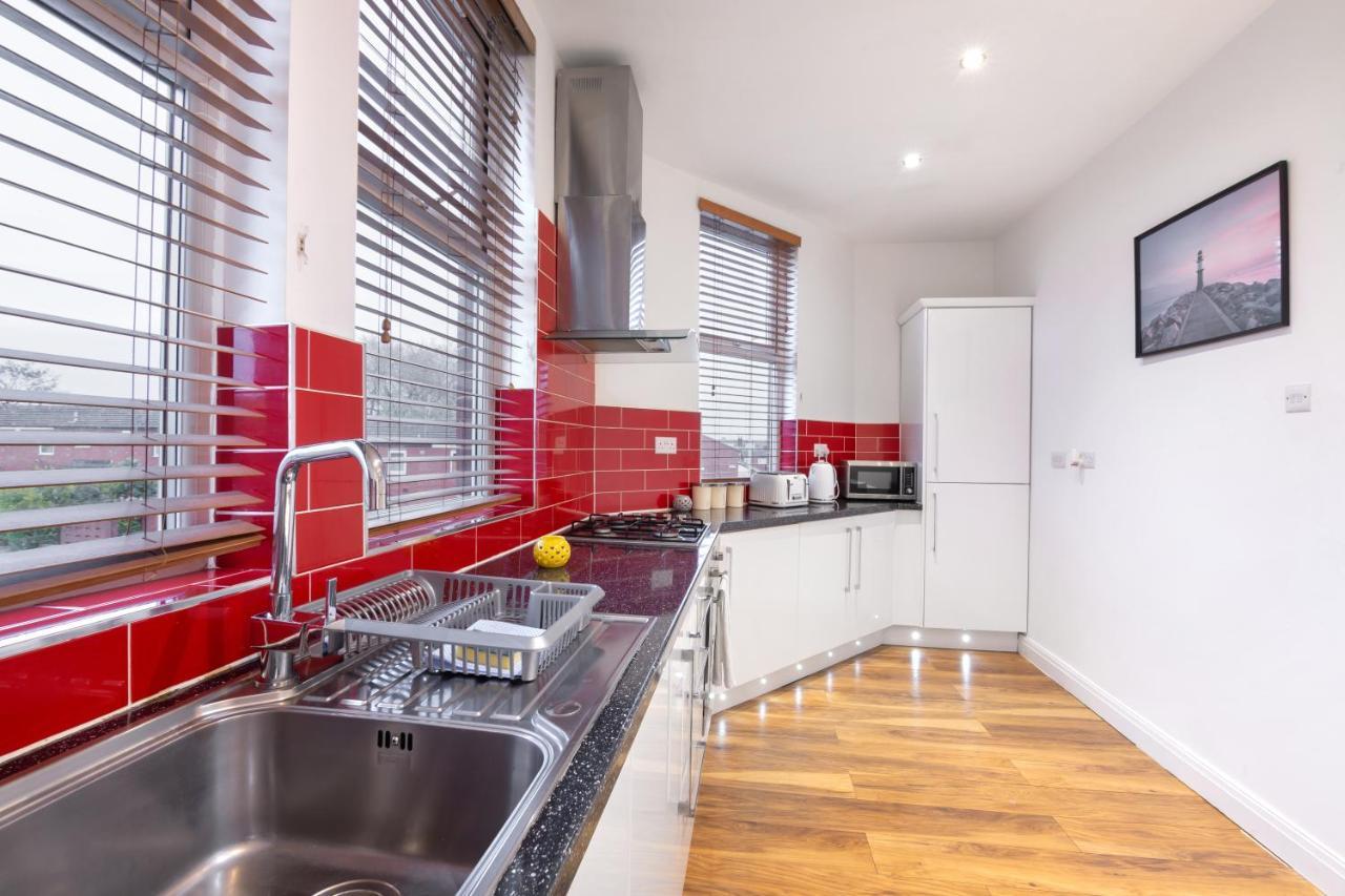 Modern Apartment Close To City Centre With Parking Лийдс Екстериор снимка